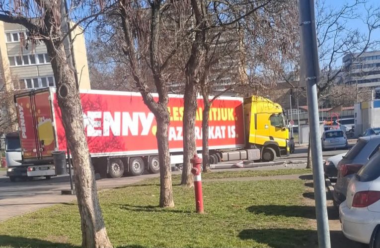 Villanyoszlopnak ütközött