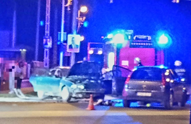 Frontálisan ütközött két személyautó