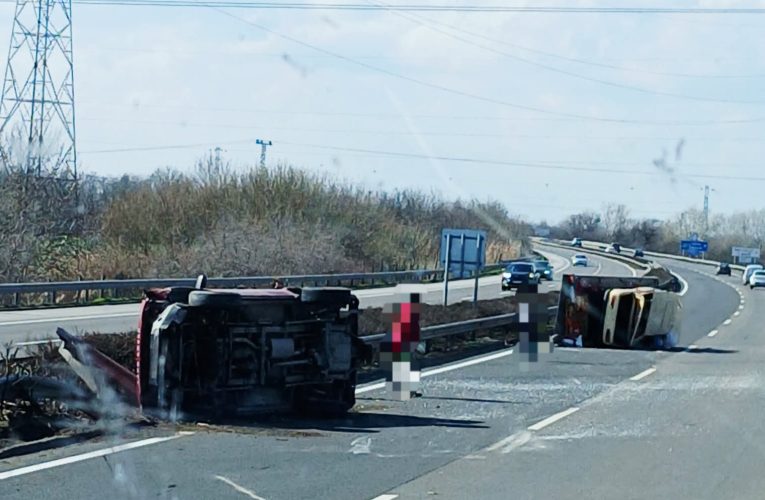 Felborult egy terepjáró által vontatott tréler