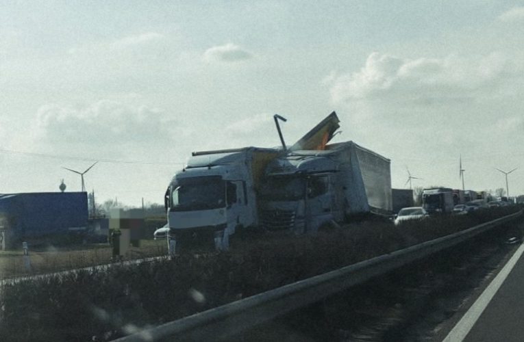 Két kamion ütközött össze