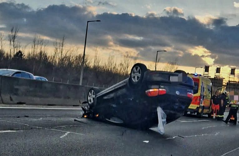 Egymásnak ütközött három személygépkocsi