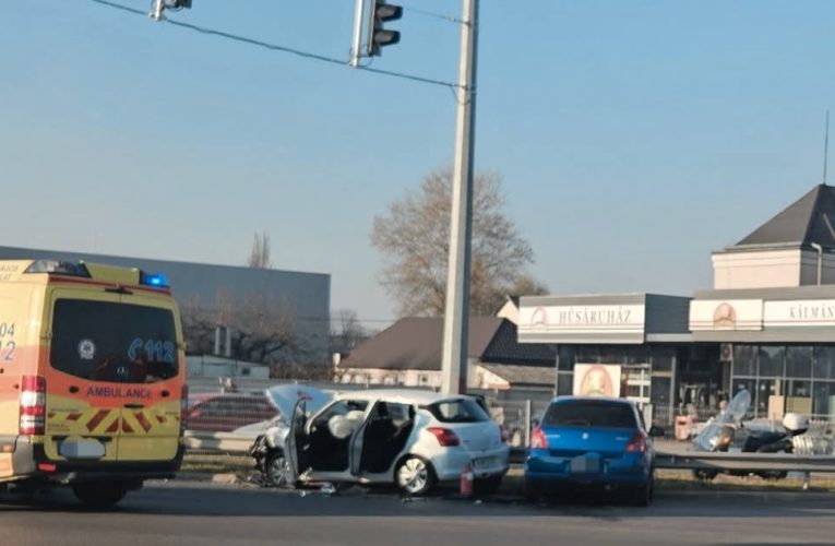 Összeütközött két személygépkocsi