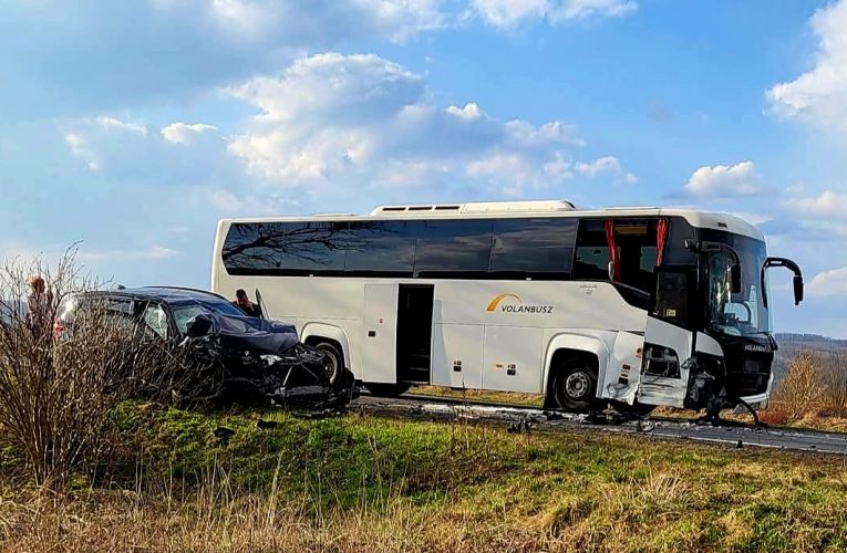 Összeütközött egy személygépkocsi és egy autóbusz