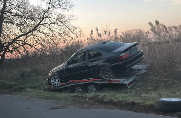 Autószállító trélert hagyott el egy személyautó