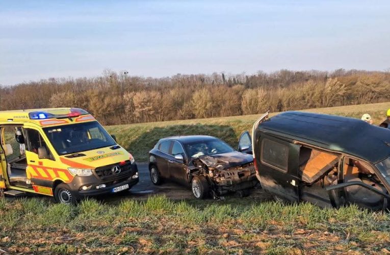 Kisbusz és személygépkocsi ütközött össze