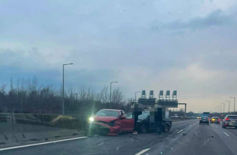 Két személyautó karambolozott