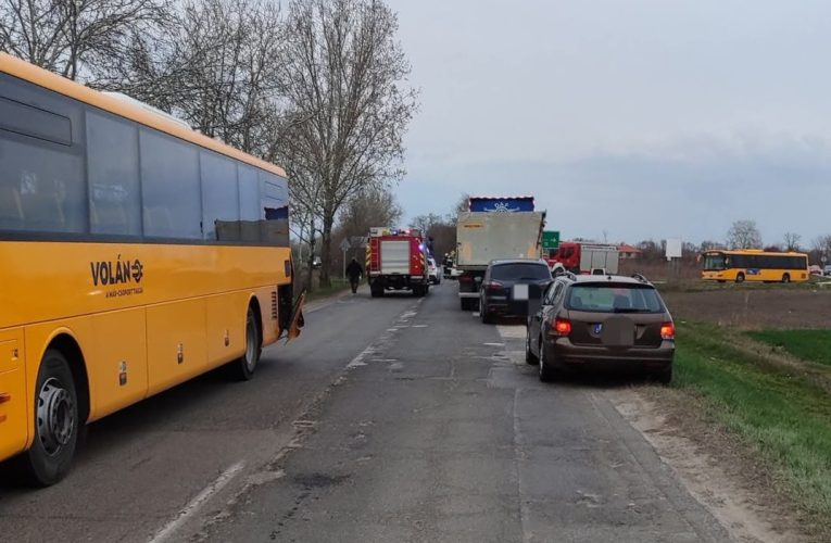 Két személyautó és egy busz ütközött össze