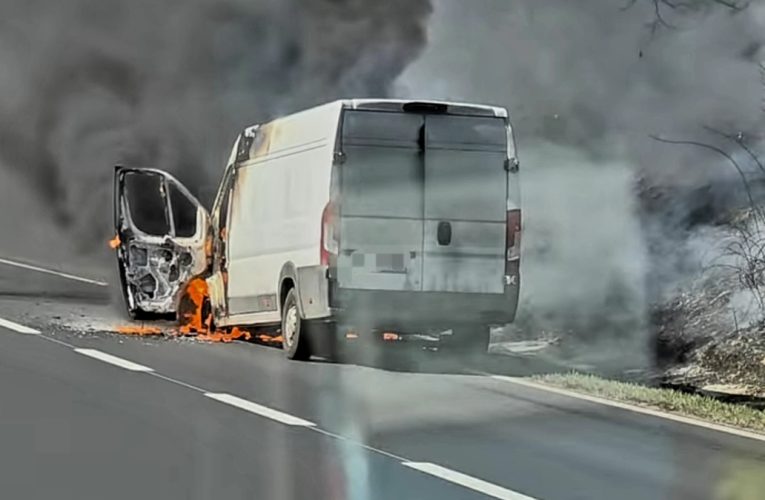 Kigyulladt egy furgon