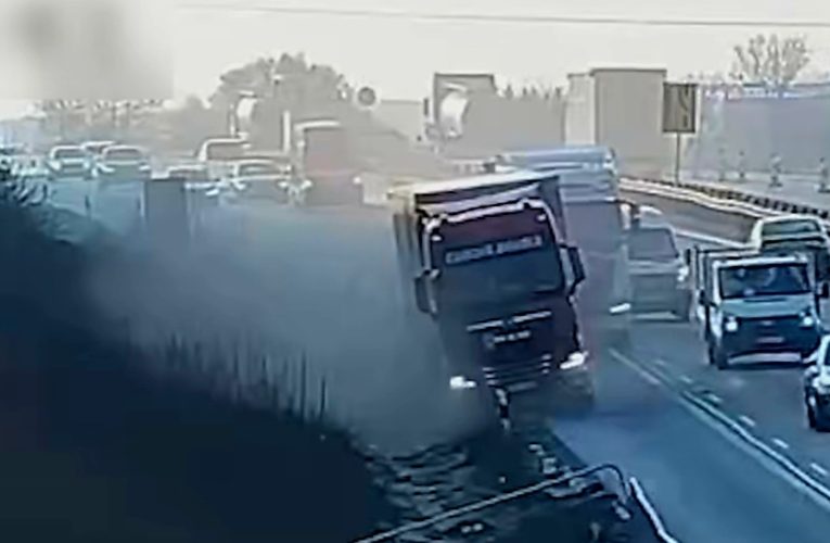 Sokkoló pillanatok az autópályán: egy durrdefekt majdnem tragédiát okozott!