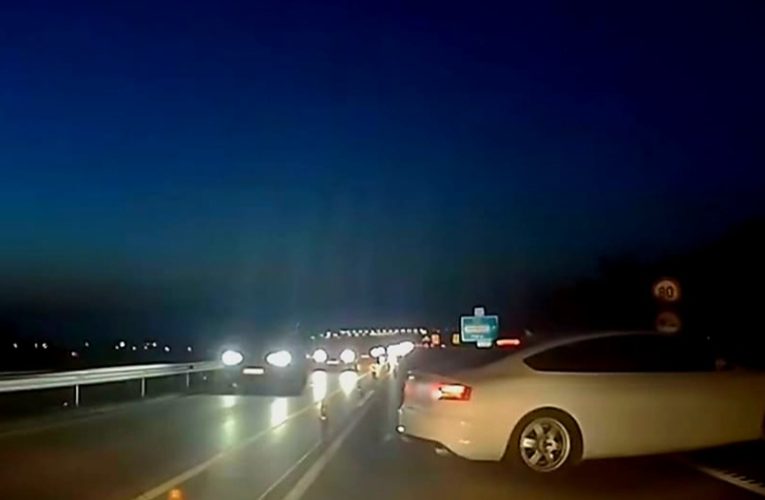 Sötétben fordult meg egy autós, centiken múlt a tragédia