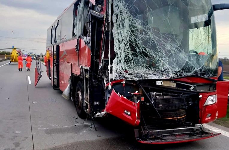 Öt teherautó, egy autóbusz és egy személyautó ütközött.