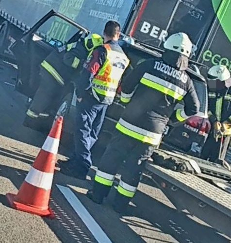 Összeütközött egy teherautó és egy trélert vontató személygépkocsi