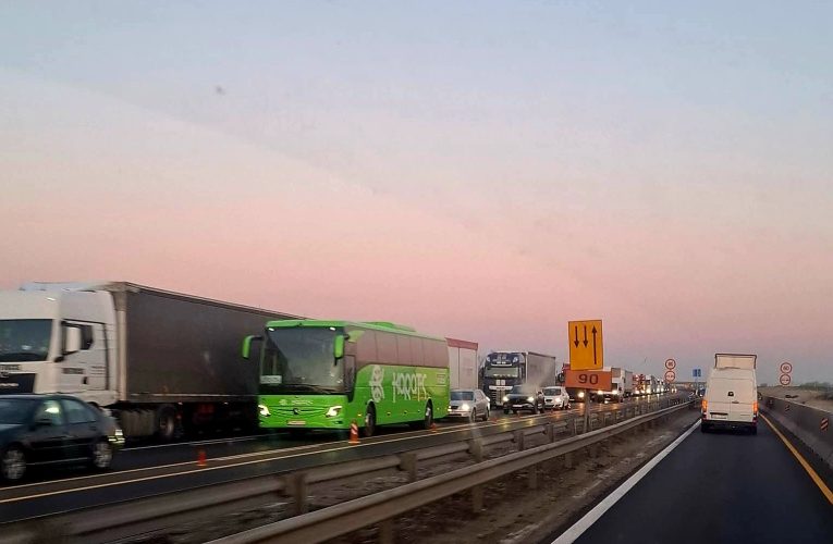 Egy tréler vontatmánya borult fel