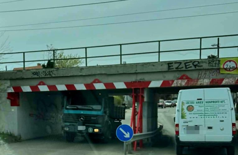 Megint beszorult egy teherautó a hírhedt híd alá!
