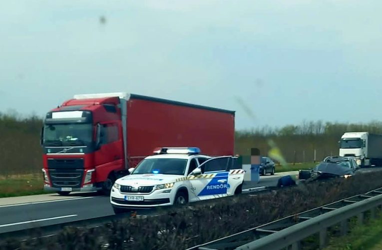 Egy kamion és egy személyautó ütközött össze