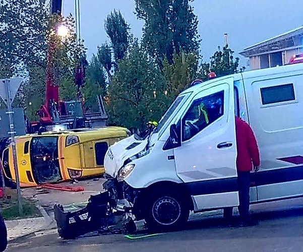 Egy pénzszállító autó és egy mentő karambolozott