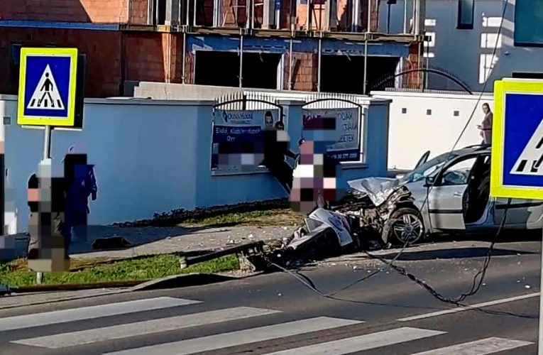 Villanyoszlopnak ütközött egy gépkocsi