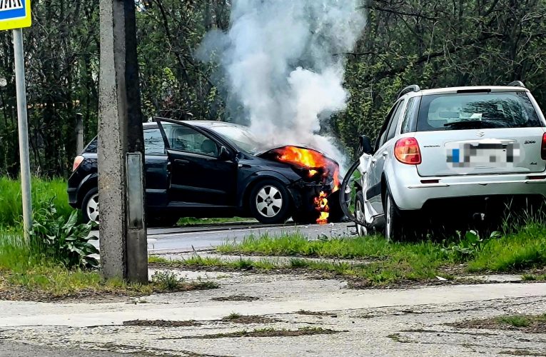 Egymásba rohant két személygépkocsi