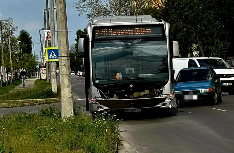 Autóbusz és személyautó ütközött