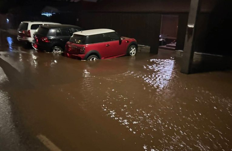 Autók tűntek el a mélyben