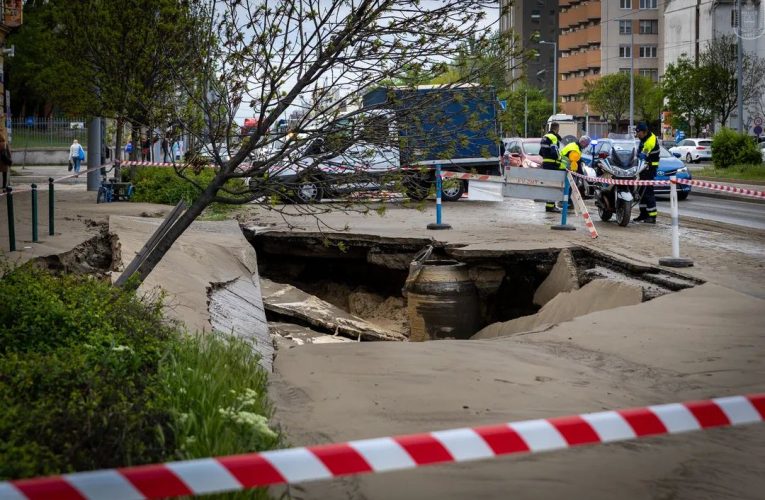 Csőtörés miatt két sávot lezártak