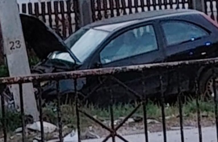 Oszlopnak hajtott egy személyautó