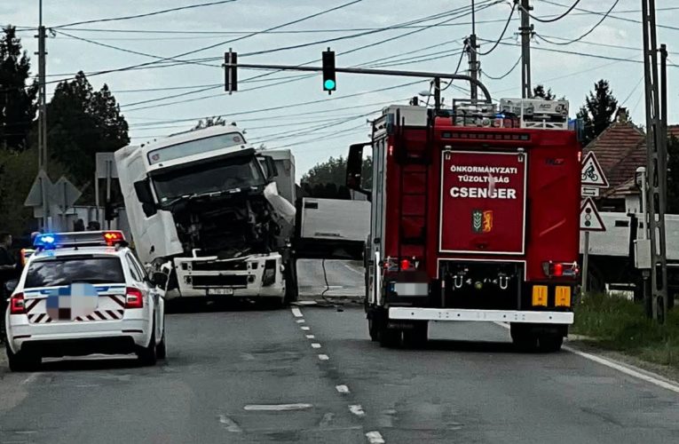 Két kamion karambolozott