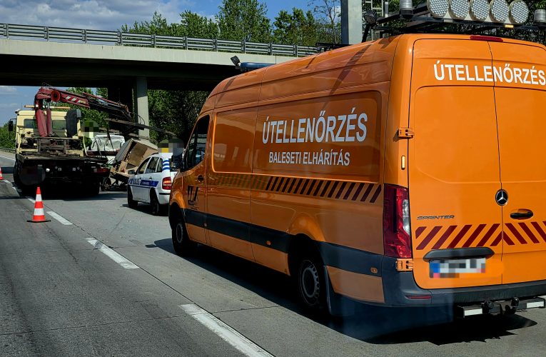 Három kisteherautó karambolozott