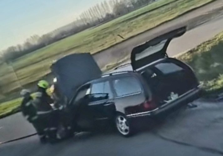 Kigyulladt egy személygépkocsi