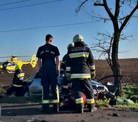 Árokba hajtott és oldalára borult egy személygépkocsi