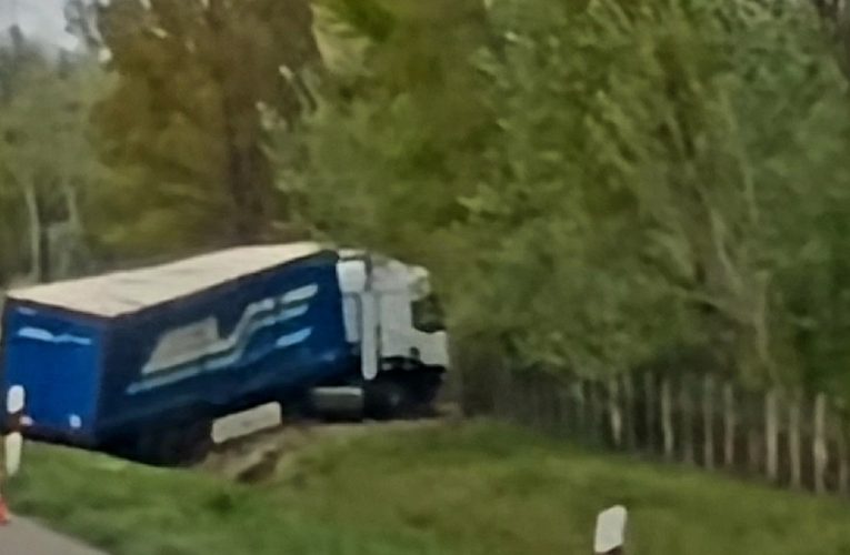 Árokba csapódott egy román rendszámú kamion