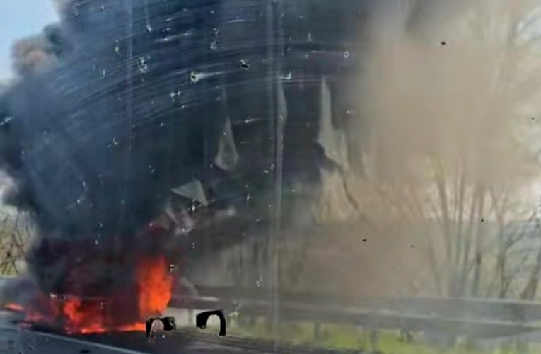 Kigyulladt egy dobozos kisteherautó