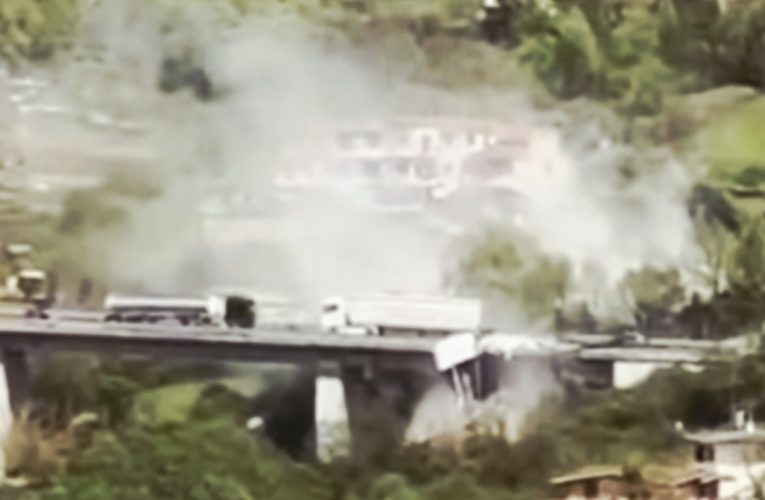 Felüljáróról zuhant a mélybe egy kamion