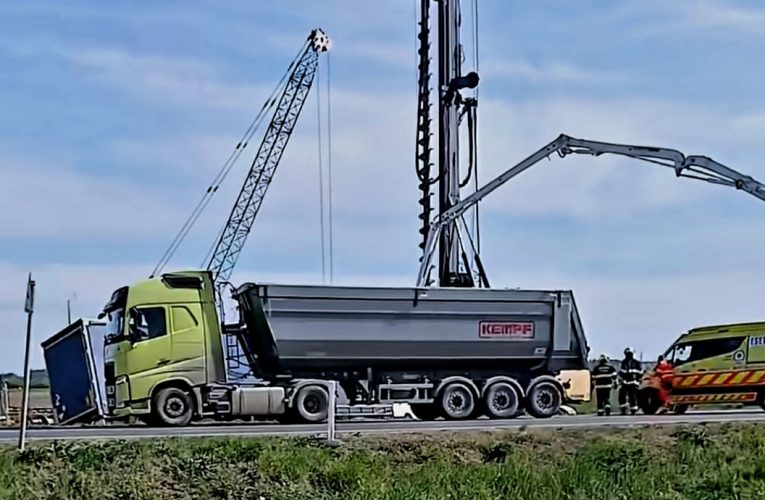 Három nyerges vontató ütközött össze