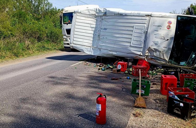 A vízelvezető árokba hajtott, majd az oldalára borult
