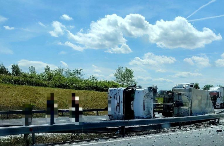 Az oldalára borult egy kavicsot szállító kamion