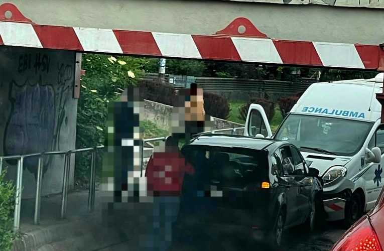 Betegszállító és személyautó ütközött a vasúti híd alatt