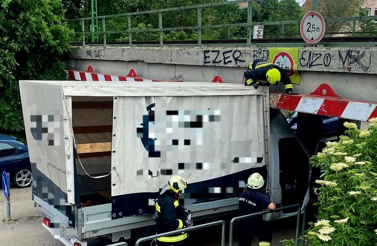 Megint beszorult egy teherautó a hírhedt híd alá!