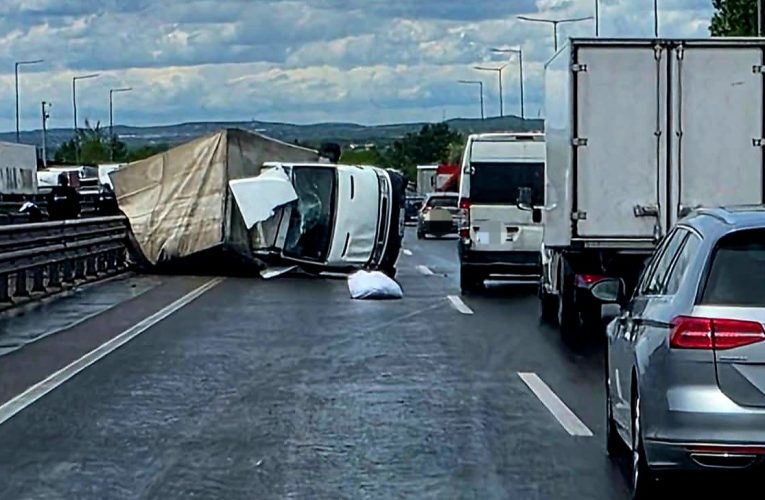 Egy kis teherautó és egy kamion ütközött össze