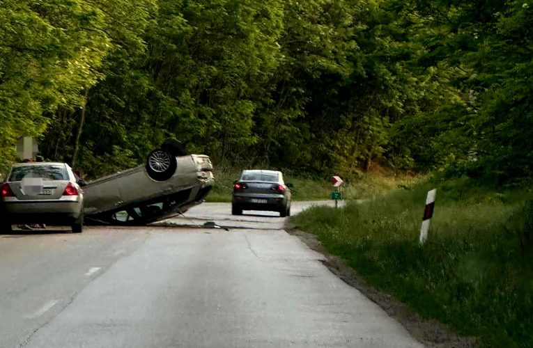 Felborult egy autó