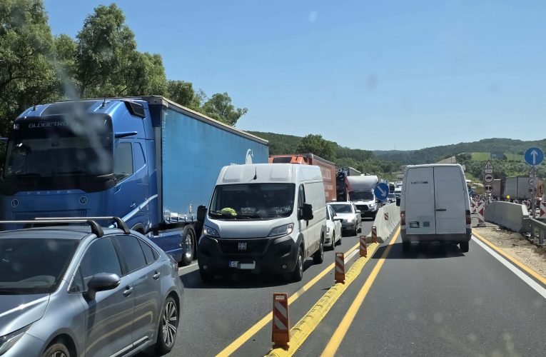 Baleset, torlódás nehezíti a haladást