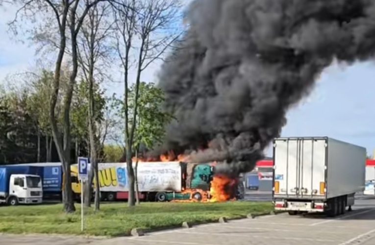 Három kamion gyulladt ki
