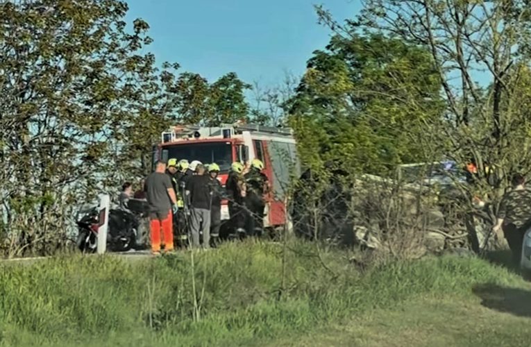 Egy motorkerékpáros és egy személyautó ütközött össze