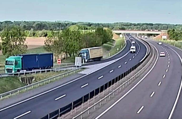 Egyenesen a rézsűbe hajtott a kamion – senki nem érti, mi történt!