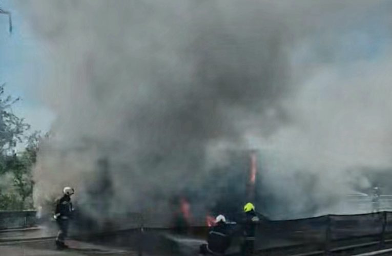 Kigyulladt és teljes terjedelmében ég egy bálákat szállító tehergépkocsi