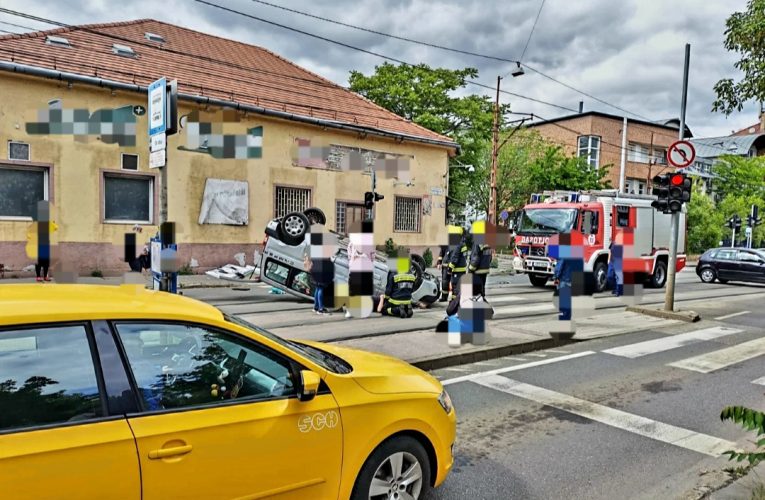 Két személyautó ütközött össze