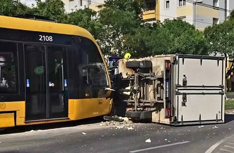 Összeütközött egy villamos és egy kisteherautó