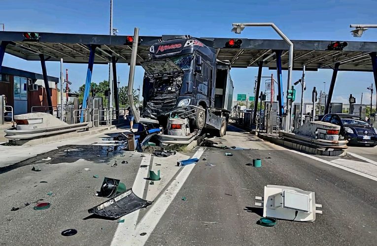 Durva baleset az olasz fizetőkapunál: a kapuszigetre mászott fel a kamion