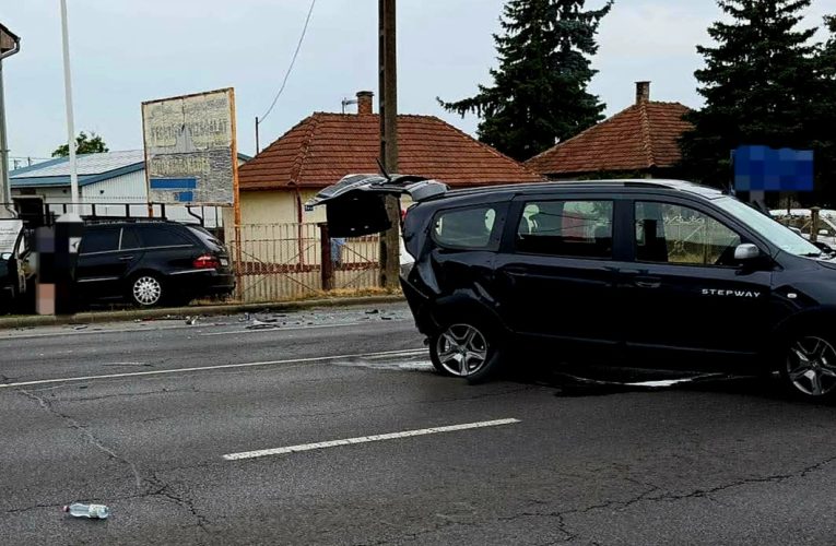 Egymásnak ütközött két személyautó