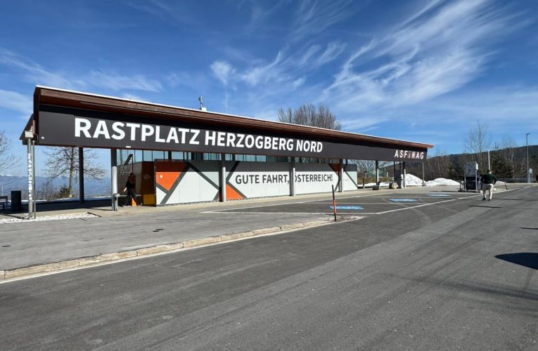 Tömegesen verik át az autósokat Ausztriában